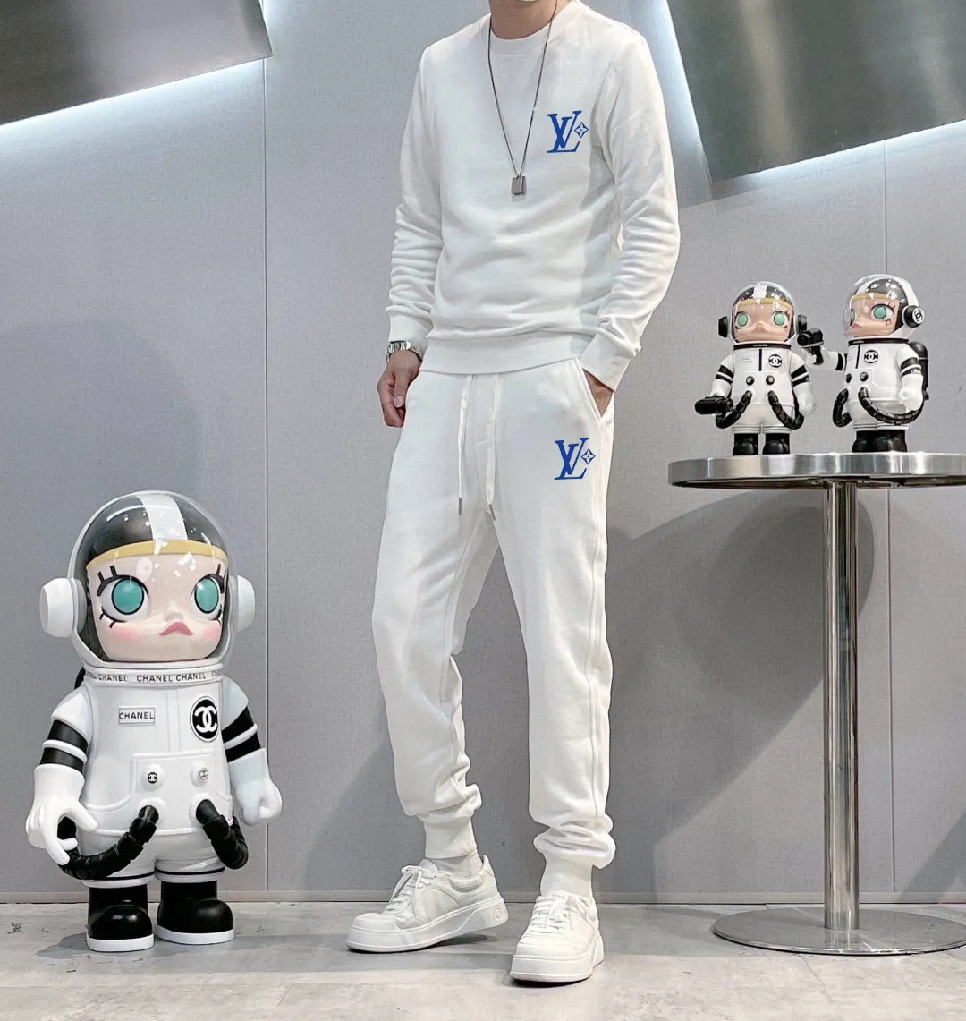 🅿️380 [LV Louis Vuitton] (Fat Man Gospel) hot-selling suit is coming. Focus on the original version of the official website. 2025 new hot-selling sweatshirt suit. The original order is hard to buy🇭🇰. It is the meticulous work of top designers for a fitting and perfect upper body effect. All-natural high-quality Roman cotton 100%, close-fitting comfort, noble and elegant! Original hardware embodies elegance and nobility! Counter size: M-5XL (maximum wear up to 220 pounds)